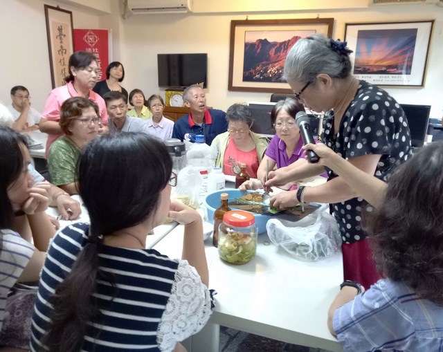 愛地球從生活開始—黃秀霜之友會舉辦「檸檬精油清潔劑及環保酵素DIY」
