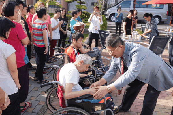 愛心不間斷 ,侯永都基金會再贈鴻佳交通車