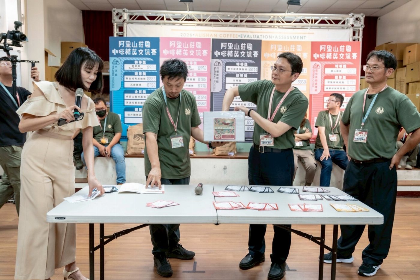阿里山管理處龔峰祥處長現場抽出得豆人員