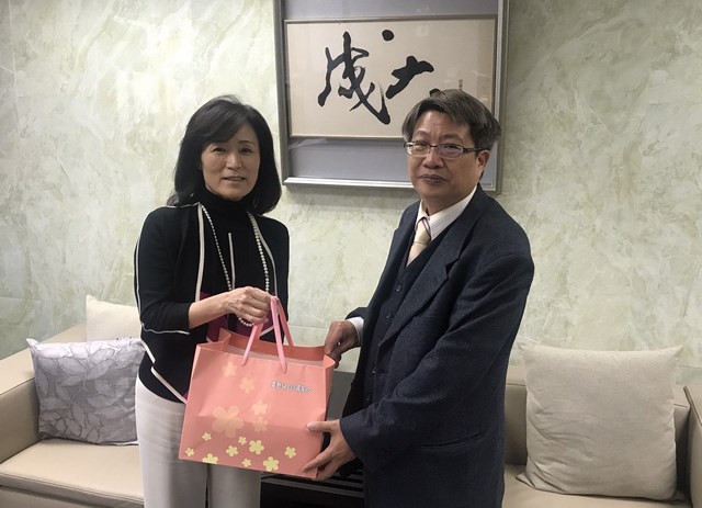 南美館長拜晚年　與校長談教育合作