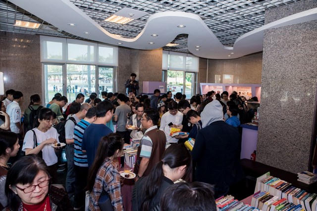 南臺科技大學圖書館出創意「書香輕食區」  結合休閒閱讀、手作烘焙