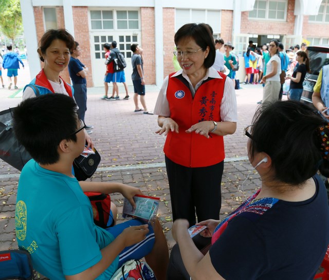黃秀霜為國中會考考生加油打氣 強調當選市長建構公平公正的多元比序方案