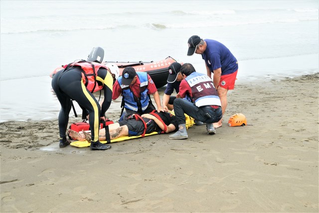 馬沙溝海水浴場舉辦機關聯合救生演練 強化水上救援能力