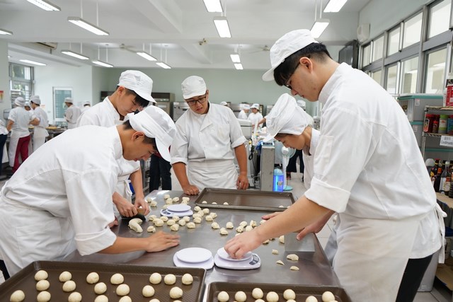光華高中餐旅群為小小鼓手挹注幸福麵包棒 加溫88節