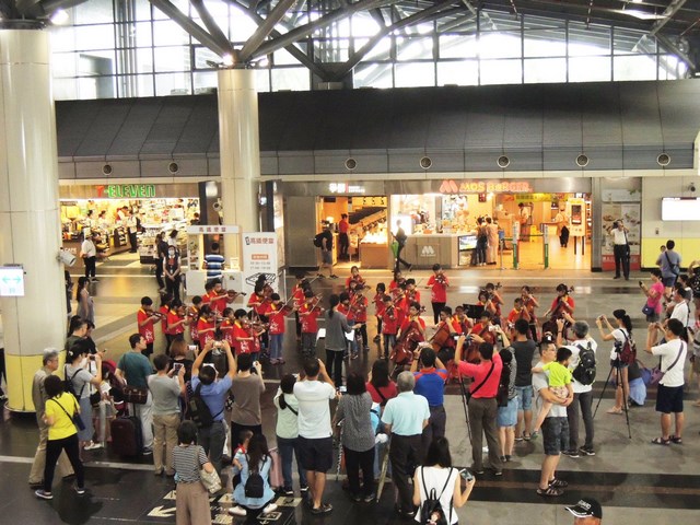 小學生弦樂快閃演奏  高鐵台南站旅客讚賞