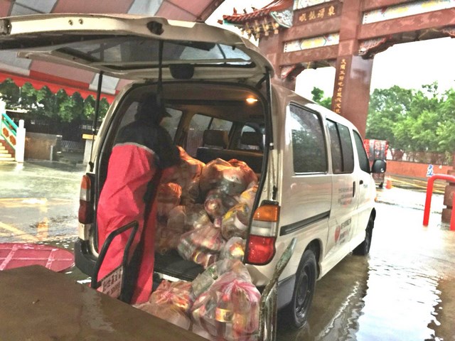 擋不了的雨 止不住的愛  中元普渡風雨無阻 助創世植物人營養餐食