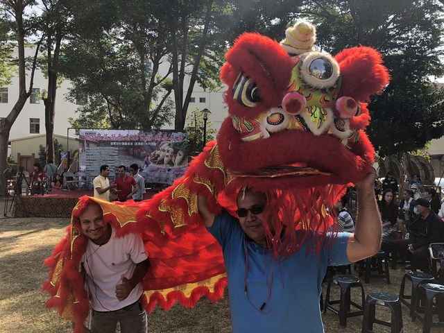 崑山科大西語專班友邦青年踩街遊行 體驗舞獅搏好彩頭