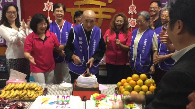 南應大樂齡大學及台南榮家為全國樂齡學習最高齡學生百歲人瑞章振才齊祝壽