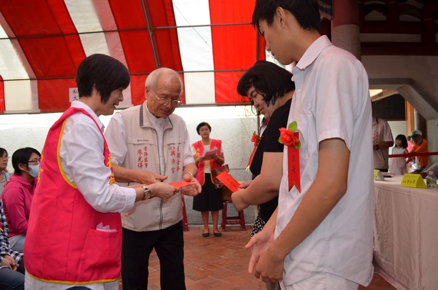 臺疆祖廟大觀音亭暨祀典興濟宮頒發清寒優秀子弟獎學金