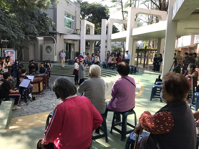 學生為病友演奏 胸腔病院樂音繞樑
