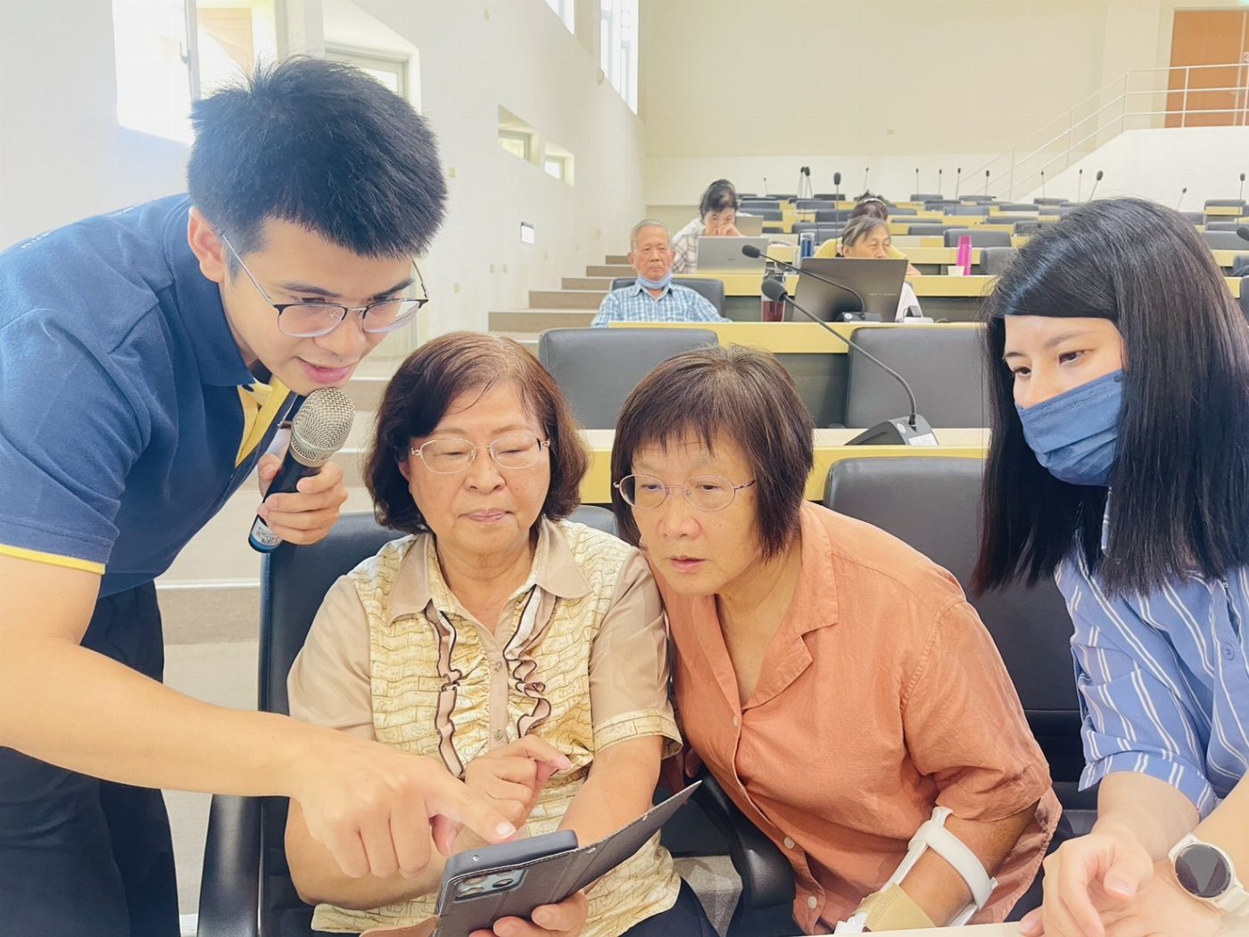 台南樂齡講師AI技術提升教學質量