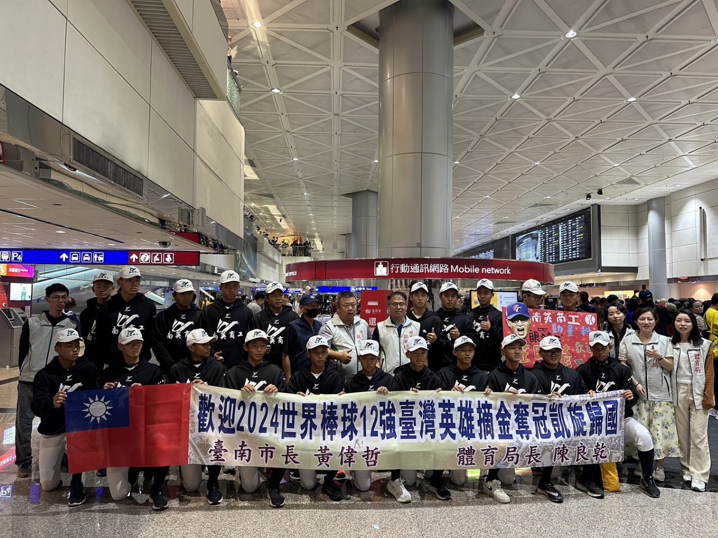 「歡迎回家！」台灣英雄世界冠軍，南市府派員接機