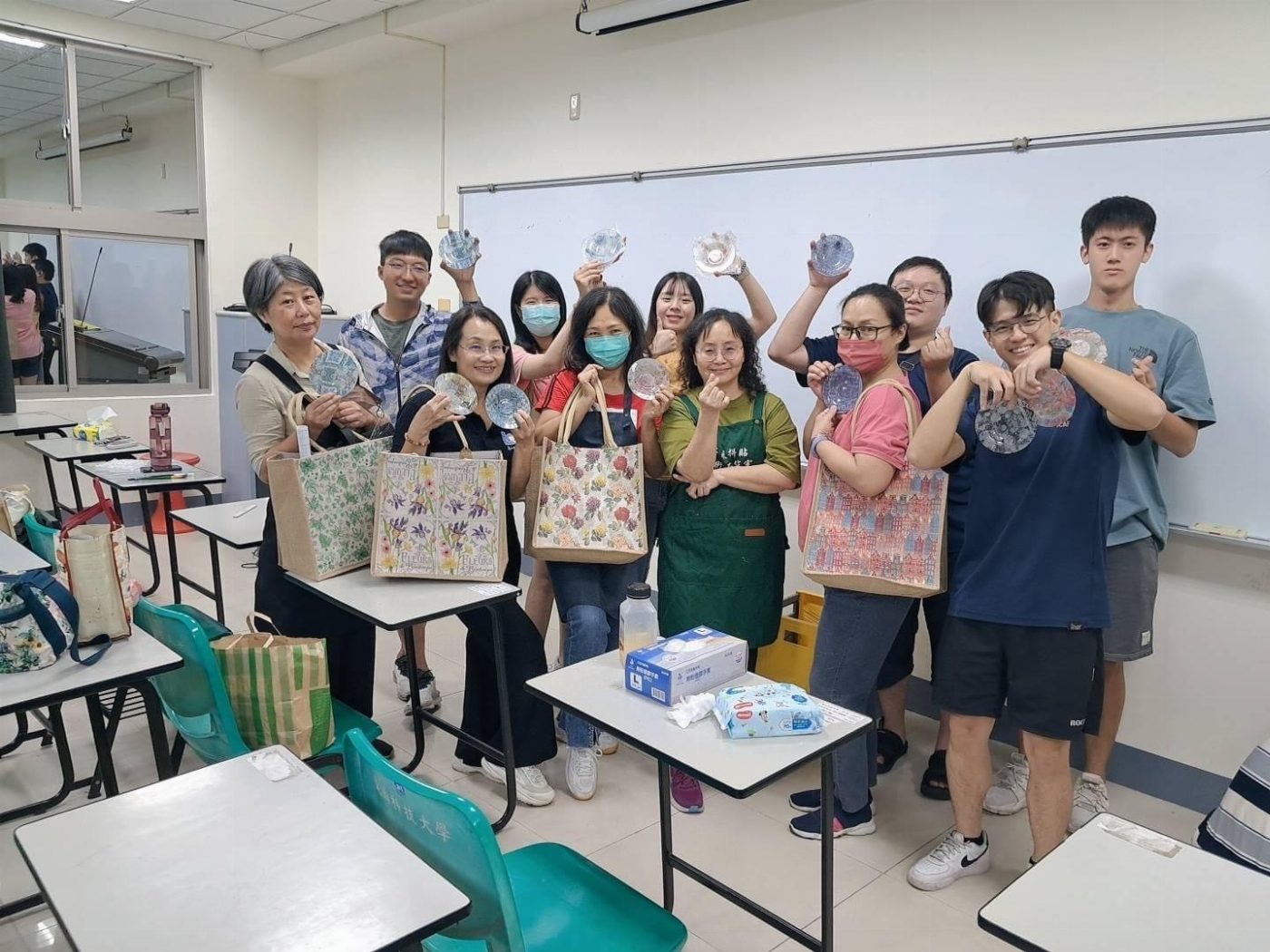 崑山科大樂活學程開設藝術輔療課程 手作「蝶谷巴特」助長輩延緩失能