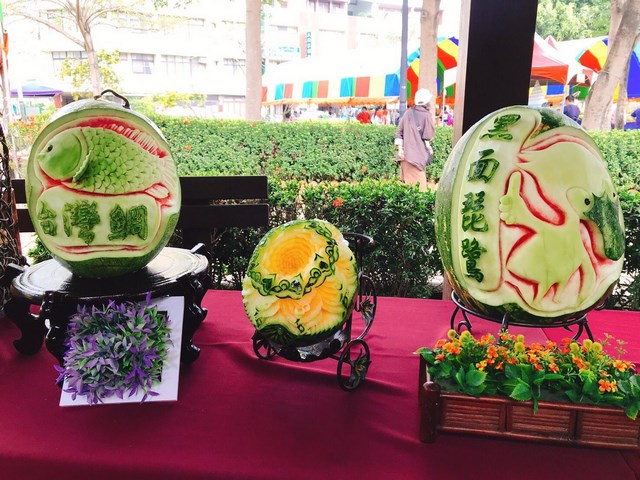 台首大餐旅系師生參加學甲西瓜節秀果雕才藝