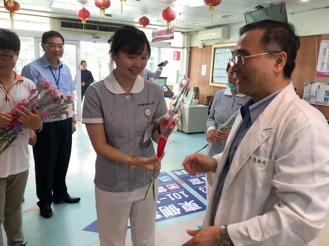 溫馨五月情  胸腔病院贈送康乃馨慶祝母親節