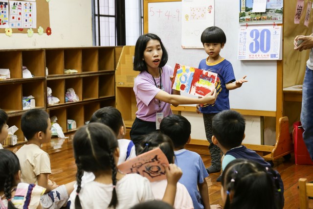 翻轉教室 多元學習 崑山科大視傳系進軍崑大附幼指導形狀創作