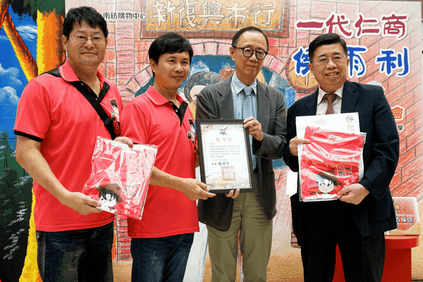 《一代仁商侯雨利》注音繪本發表會  南紡董座侯博明捐160萬助學童