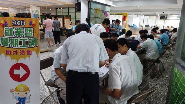 勞工局於民治市政中心辦理「就業暨暑期工讀徵才活動」 吸引許多青年學生到場找工作
