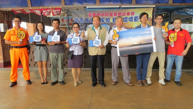 臺南市政府農業局長李朝塘強調將軍漁港大改造後的新風貌親水環境更宜人