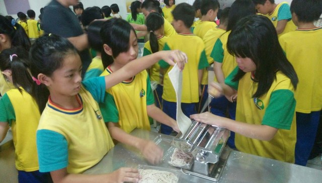 幸福綠豆糕、米麵條DIY 永安國小創意饗宴