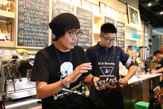 崑山科大餐飲系咖啡講座 世界冠軍賽評審陳啟仁示範拿手活