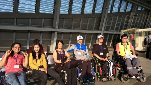 高鐵台南站贈溫情 脊髓傷友體驗高鐵無障礙之旅