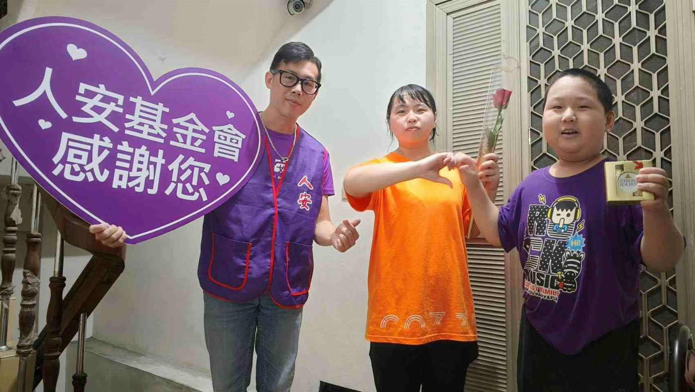 一朵玫瑰獻母愛　人安台南站陪單媽過七夕