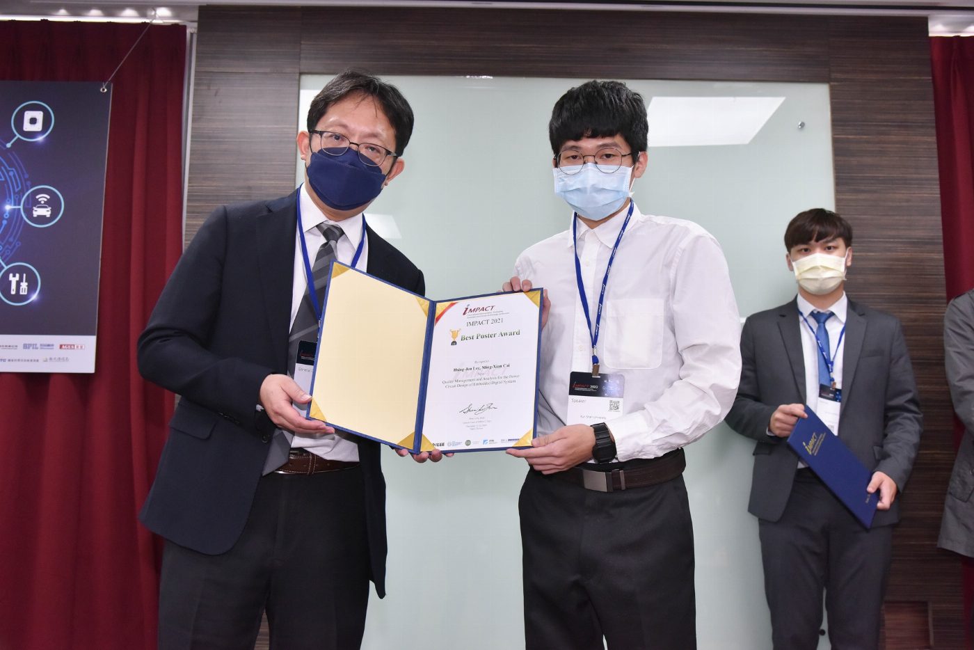 崑山科大電子所劉依亭、李性任研究智能光源 發表學術論文、參賽獲獎