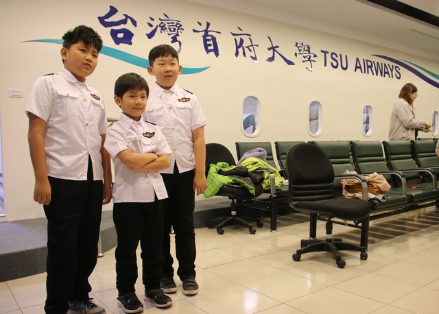 台首大小小空服員飛機夢體驗營叫好叫座