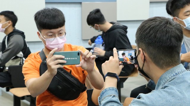 崑山科大休憩系邀請Youtuber貝克大叔 傳授網路商品拍攝技巧