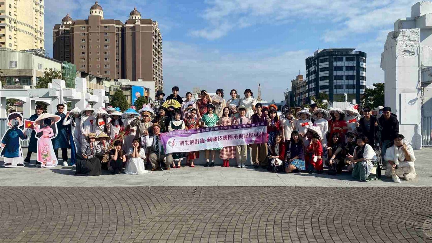 穿越百年風華 南應大跨系參與「府城摩登大遊行」  復古時尚結合國際文化  吸引全場目光
