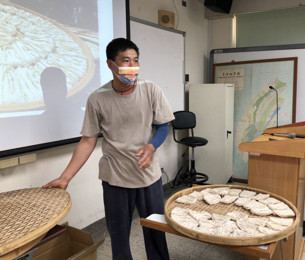 製麵達人歐宗正先生與南大學子分享「關廟麵產業與地方觀光」