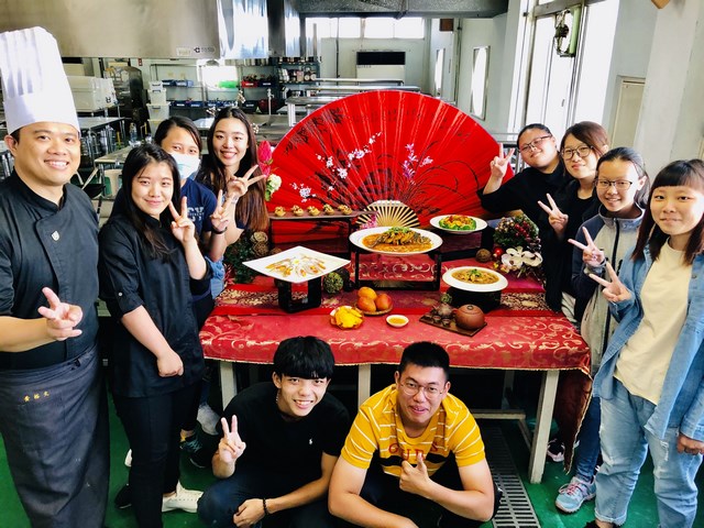 中華醫事科大設計思考與實作課程多元活潑 在地物產國宴餐食譜課程師生合作秀國宴辦桌菜成果