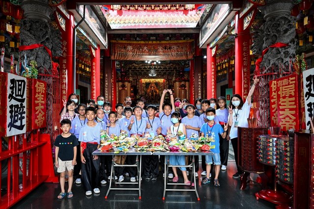 崑山科大空設系USR團隊辦理歸仁旅遊 乞龜、藝陣表演認識宗教文化