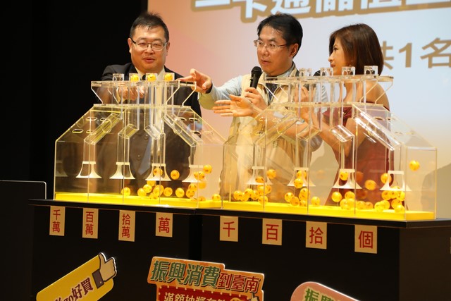 台南好禮月月抽  黃偉哲抽出GOGORO機車首位幸運得主  發稿單位：台南市政府新聞及國際關係處 發
