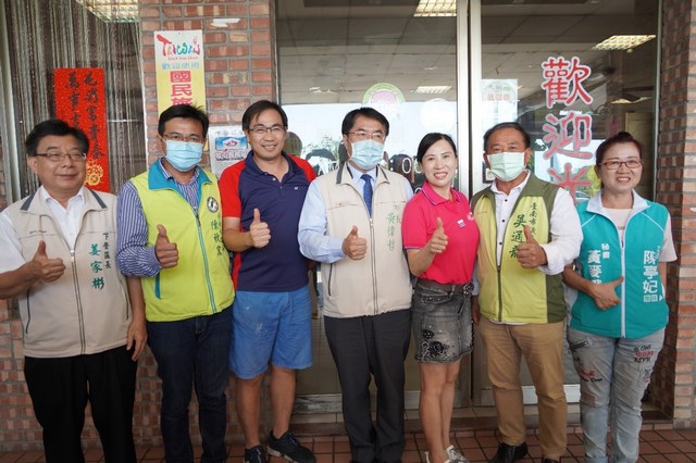 台南市長黃偉哲在大臺南新聞記者公會九一記者節推銷全面採用國產豬