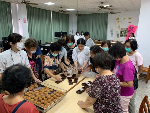台首大師生赴社區老人福利協進會教老人做月餅