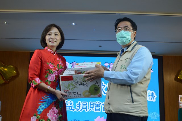 三三讀書會愛心捐贈中秋文旦月餅溫暖台南獨老