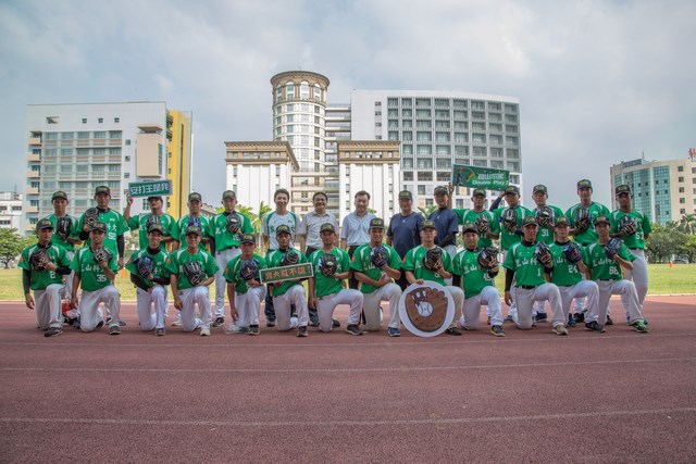 崑山科大成棒代表隊UBL聯賽11戰全勝奪二級冠軍 校贈逾10萬元手套打氣