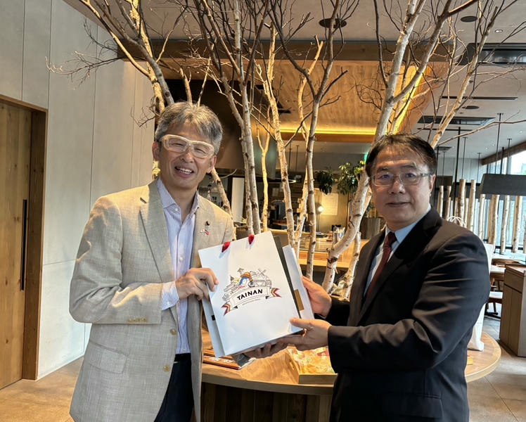黃偉哲赴北海道拼城市外交，馬不停蹄會見北海道議會與富良野市議會議長