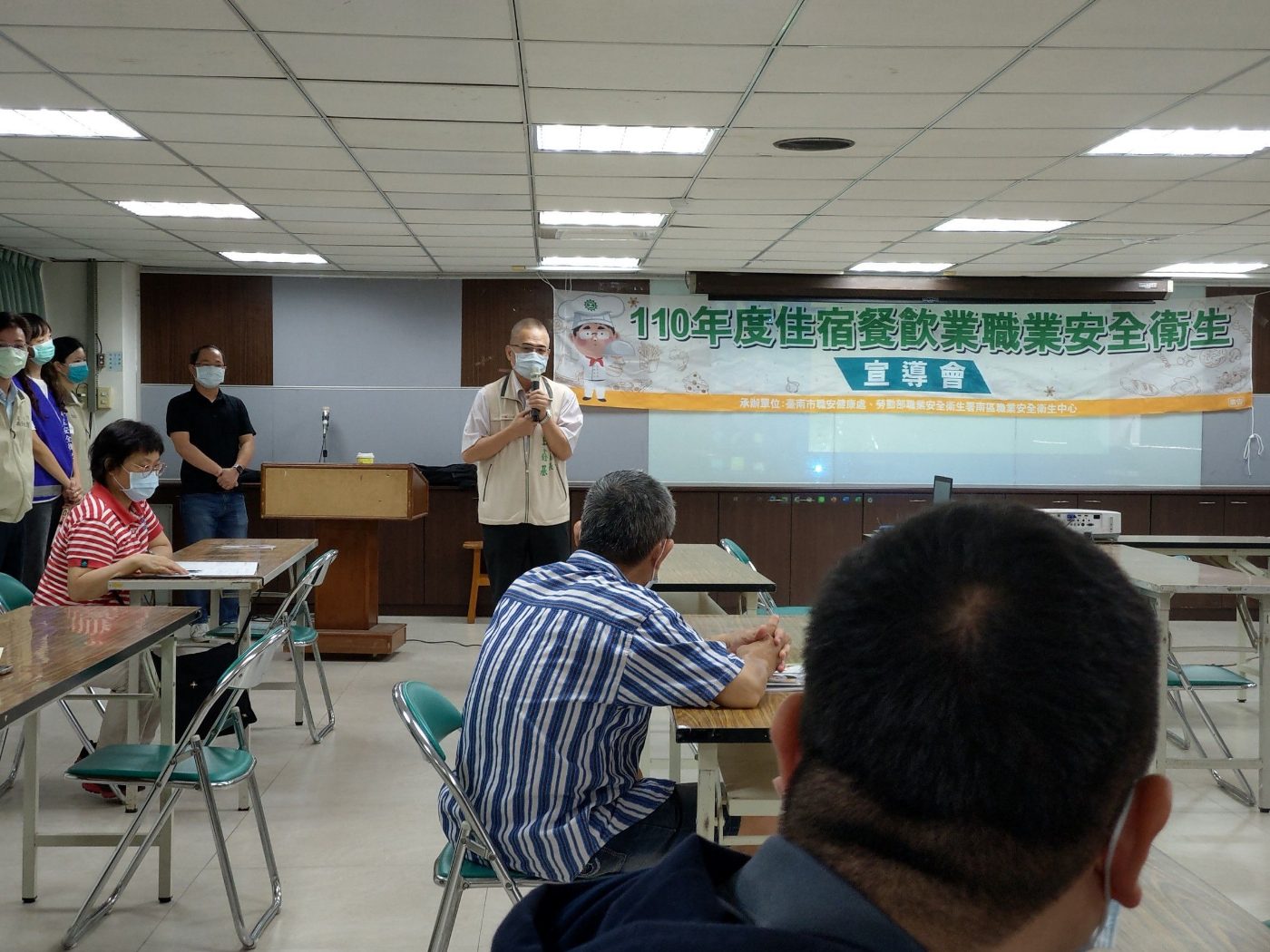 疫情降級 管制放寬 住宿餐飲業回溫 落實重點降災 南市勞工局今與中央合辦「住宿餐飲業安全衛生宣導會」