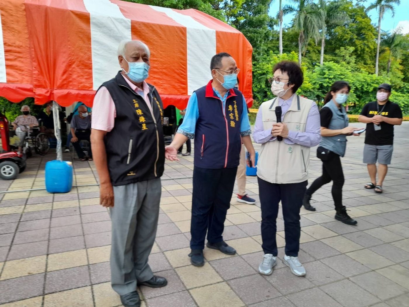 台南市副市長趙卿惠及民政局長姜淋煌視察下營區長者施打莫德納疫苗情形