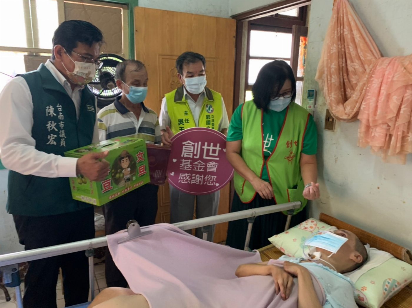 慈父守護植物人愛女18年 暖心大使送禮表關懷