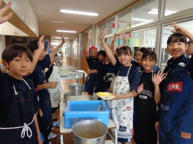 黃市長安排鳳梨直送日本友誼市 學生餐桌甜蜜一景