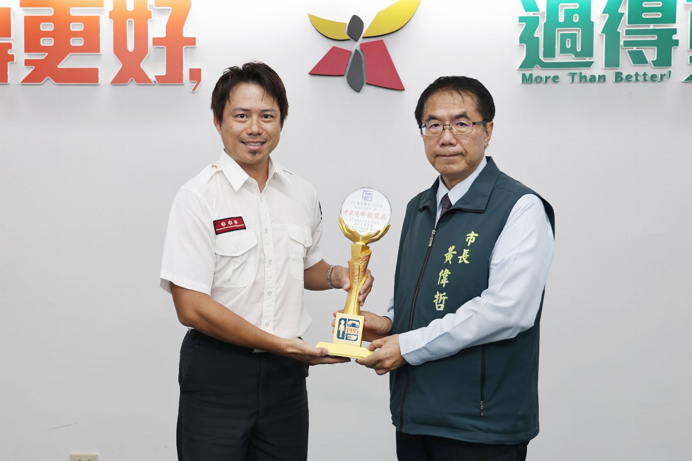 台南消防員在休假中挺身救人獲十大生命救援獎