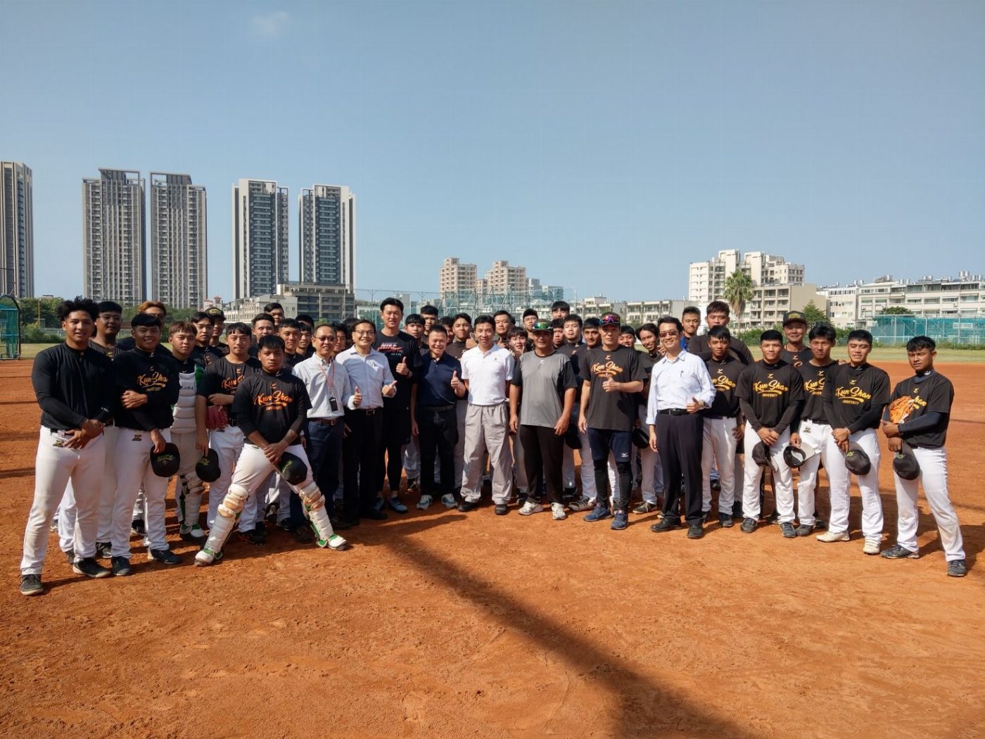 崑山科大甲組成棒隊晉級UBL公開一級 「王牌投手」王建民驚喜現身打氣