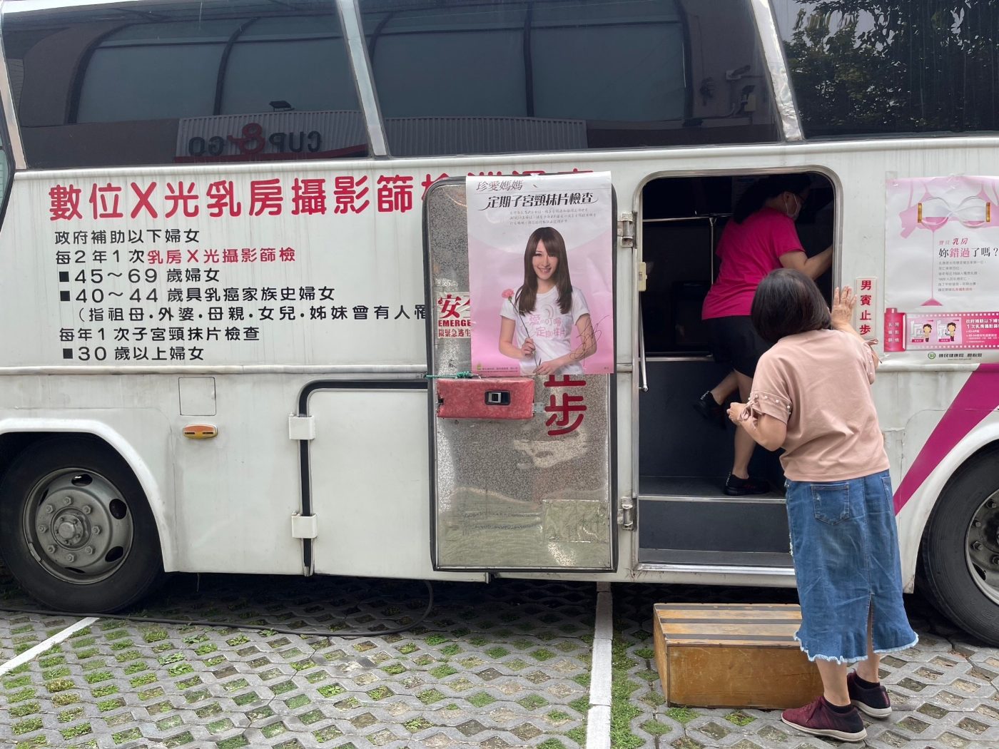 台灣中油台南前鋒路加油站攜手新樓醫院舉辦婦女健檢 乳房X光攝影巡迴車首度開進加油站
