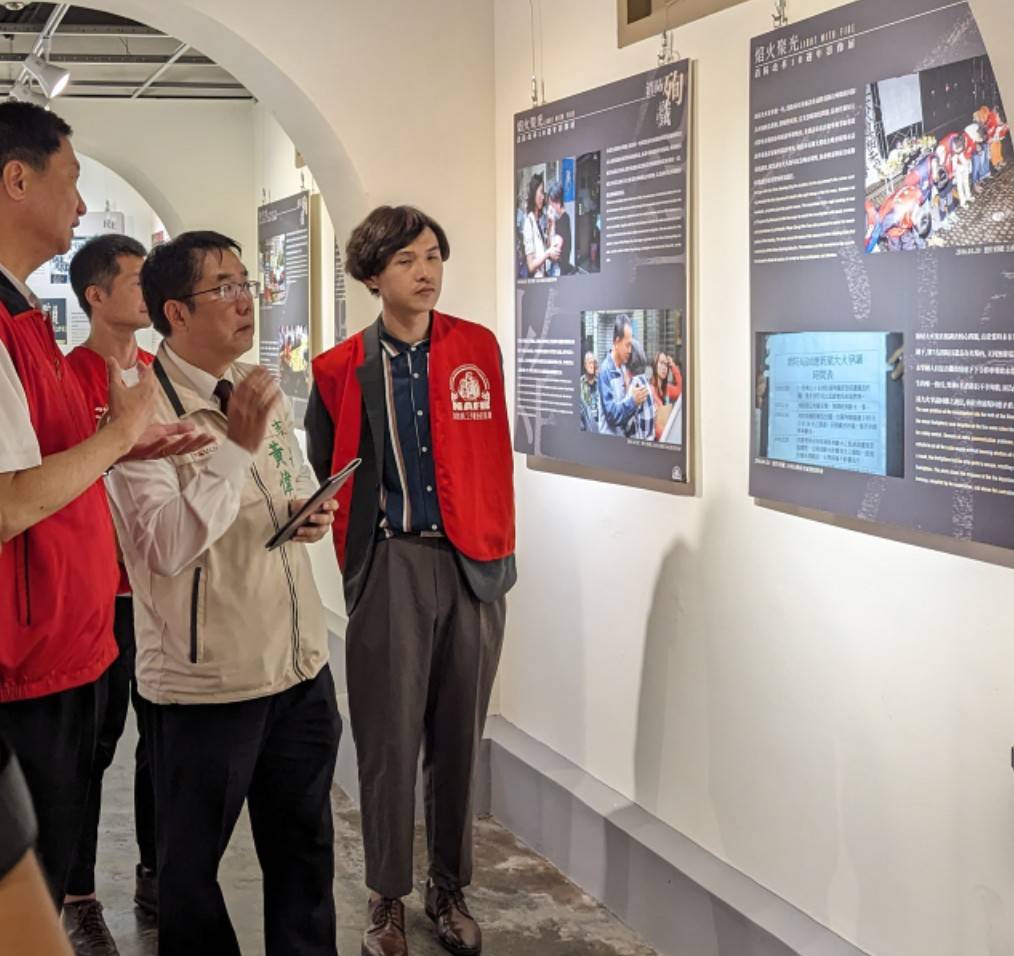 十年結成焰力團結，消防員協會影像展首度開展   焰火聚光Light With Fire－消防改革10週年影像展臺南開幕