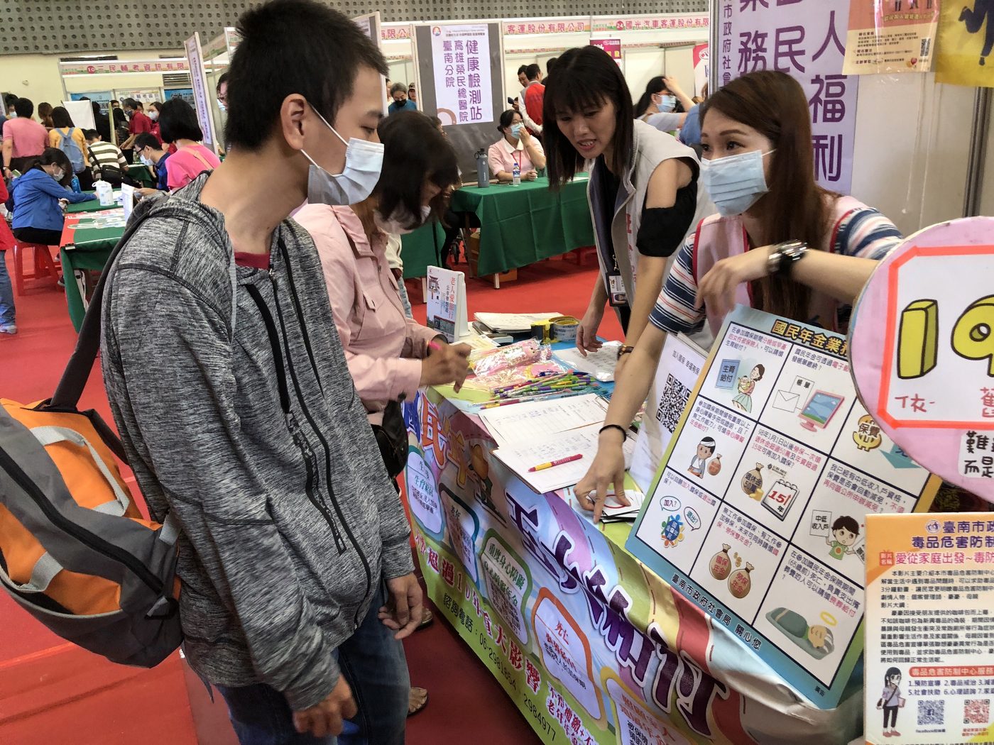 南市年編兩億元經費助弱勢市民減輕國民年金保費負擔 109年共計36萬餘人次受惠 