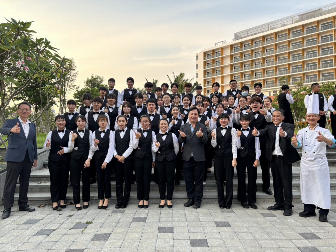 台南應用科技大學餐飲系 50名學生參與520第十六任總統副總統就職國宴外場餐飲服務  表現亮眼